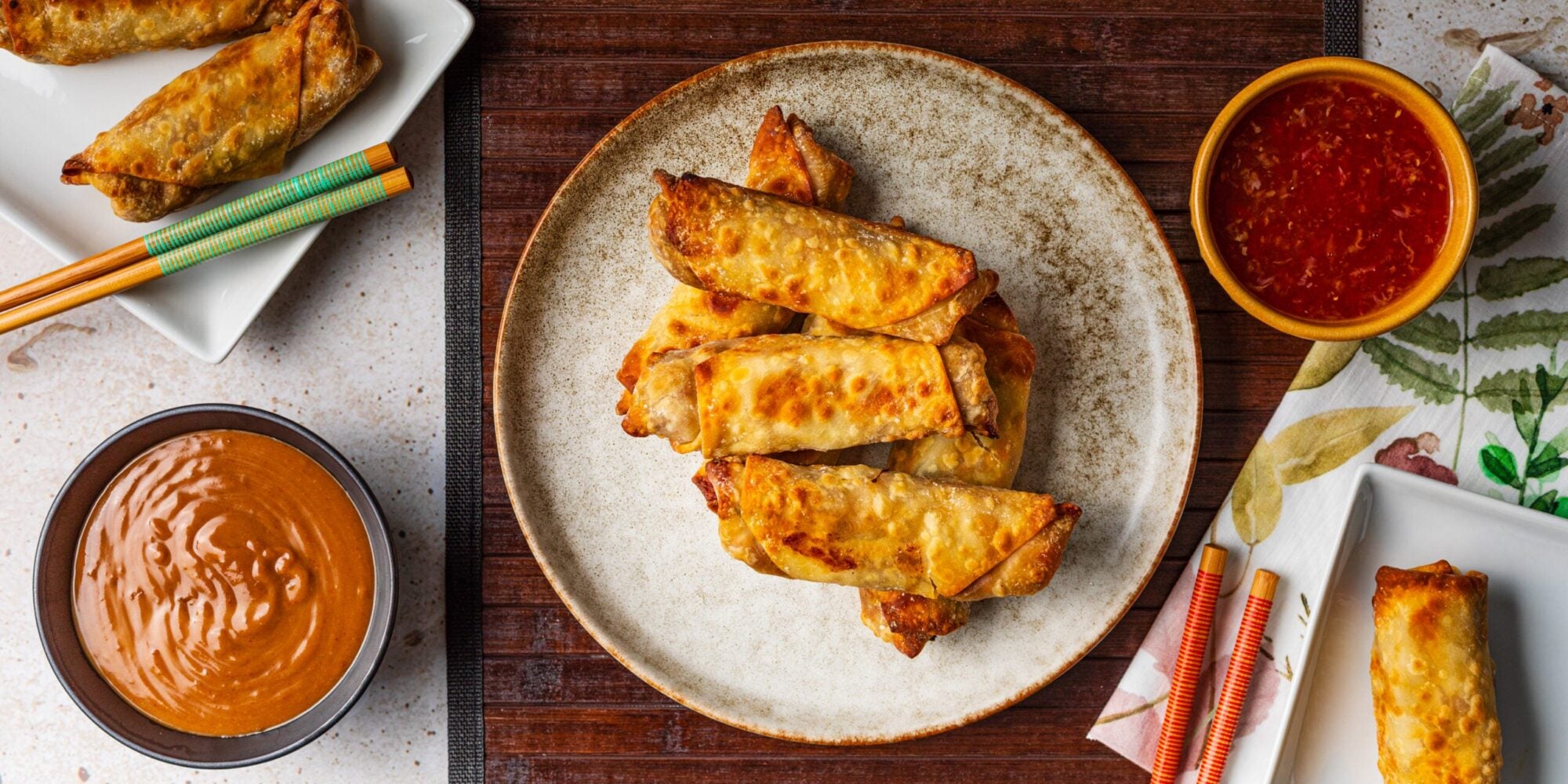 Rouleaux de printemps thaïlandais à la friteuse à air avec sauce chili sucrée